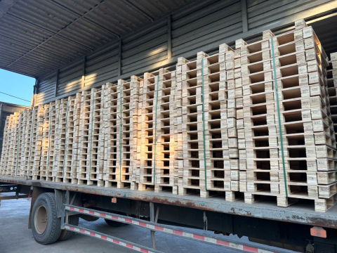 Hình ảnh vận chuyển pallet tới khách hàng