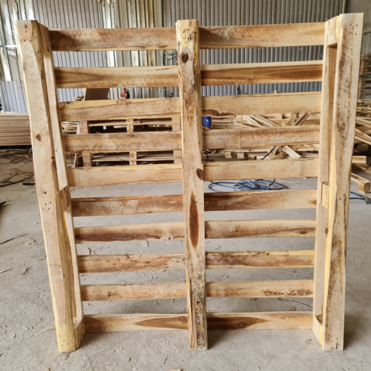 Pallet gỗ tràm nâng 3 hướng